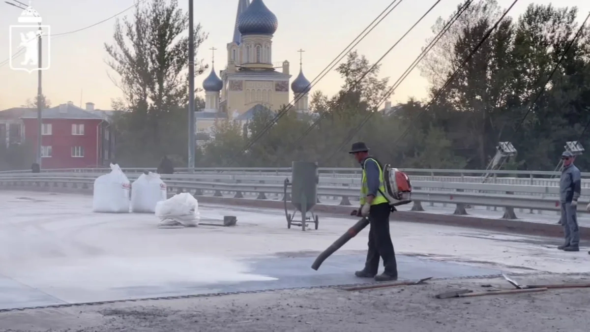 Комсомольский мост в Ярославле готовят к укладке гидроизоляции поверхности