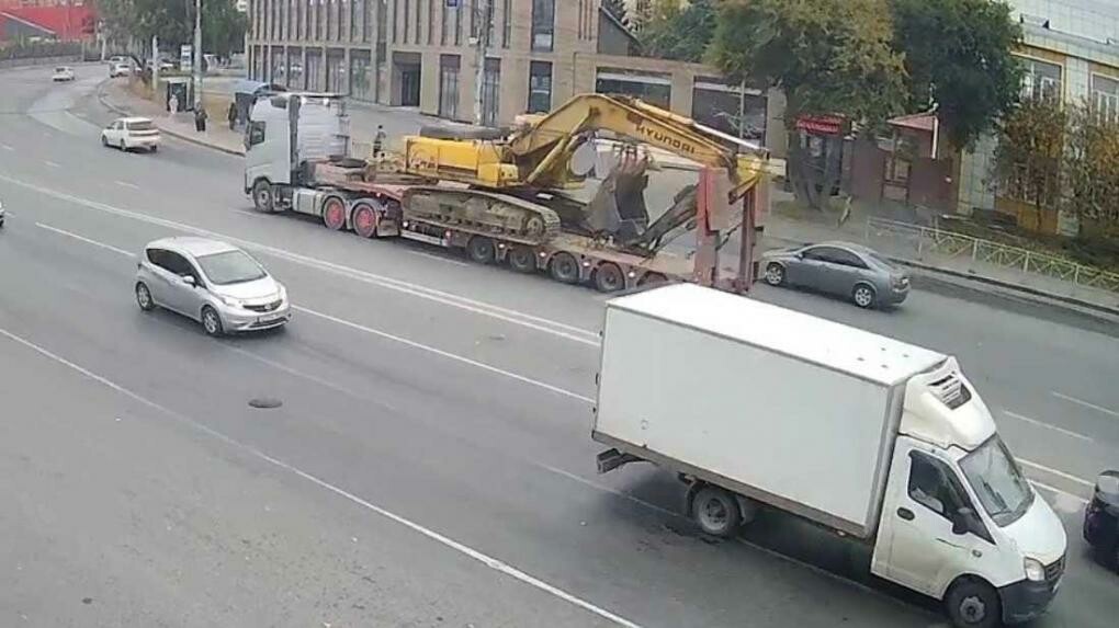 Движение на Владимировской в Новосибирске парализовало из-за оборванных проводов