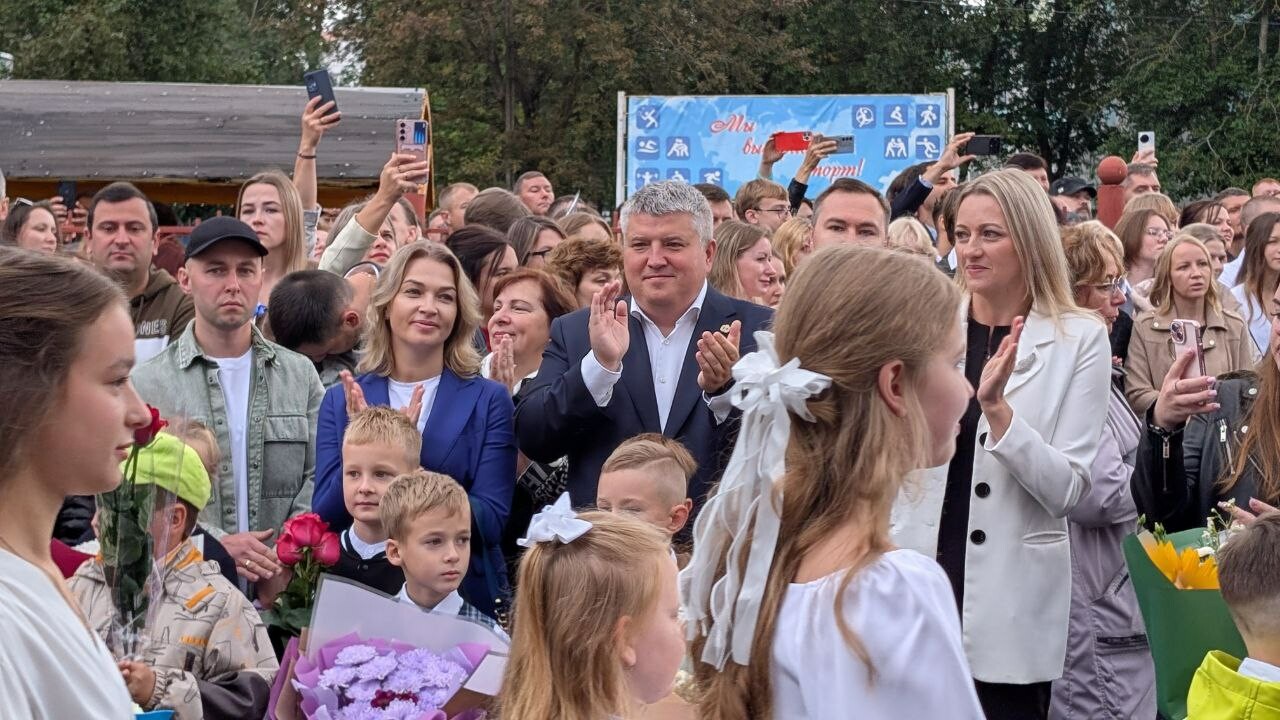 Александр Дронов 1 сентября проводил сына и дочь в школу №13 Великого Новгорода