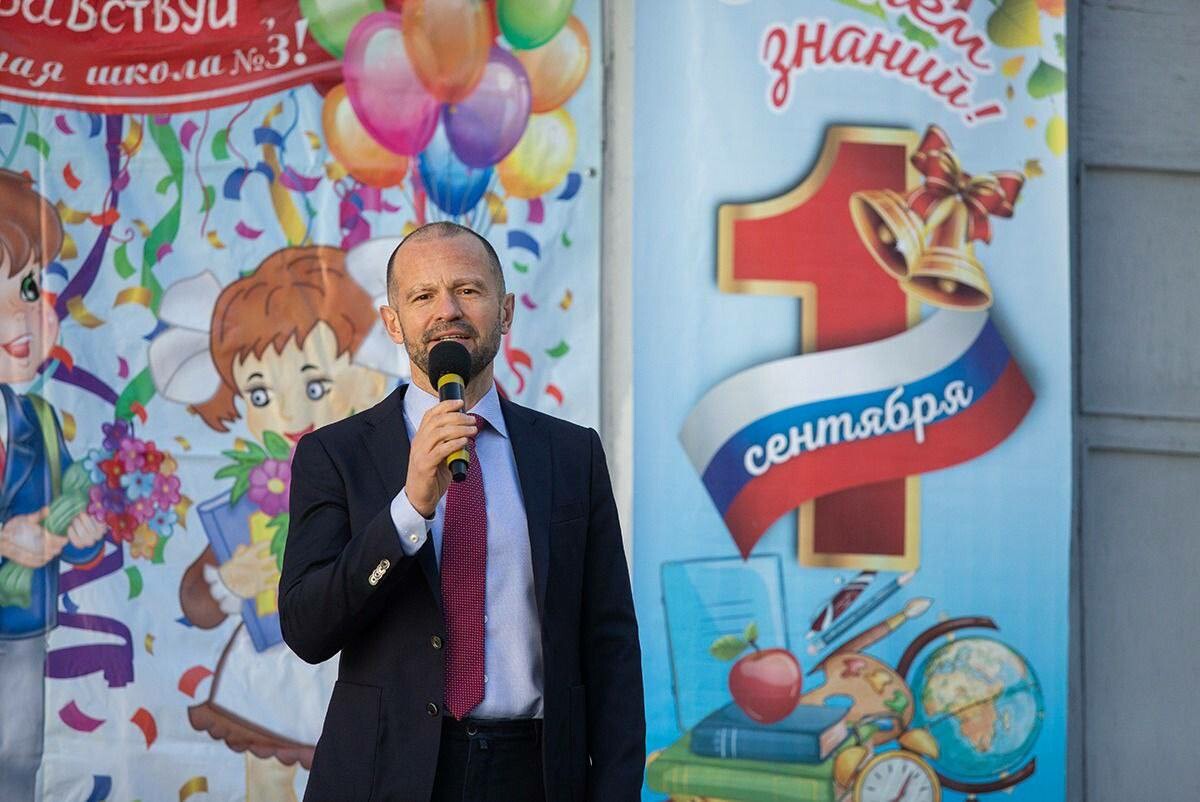 Депутат Госдумы Роман Лябихов в День знаний посетил родную школу №3 в Северодвинске