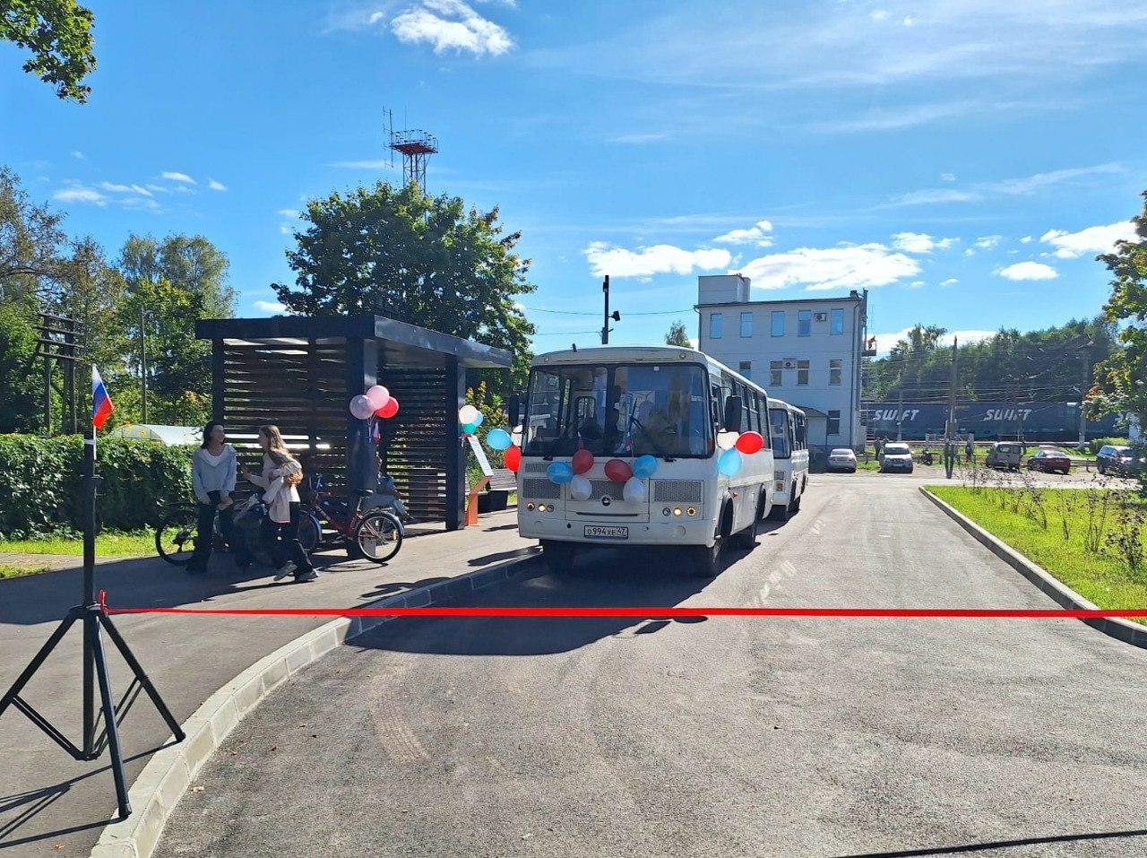 В Будогощи благоустроили территорию у автовокзала