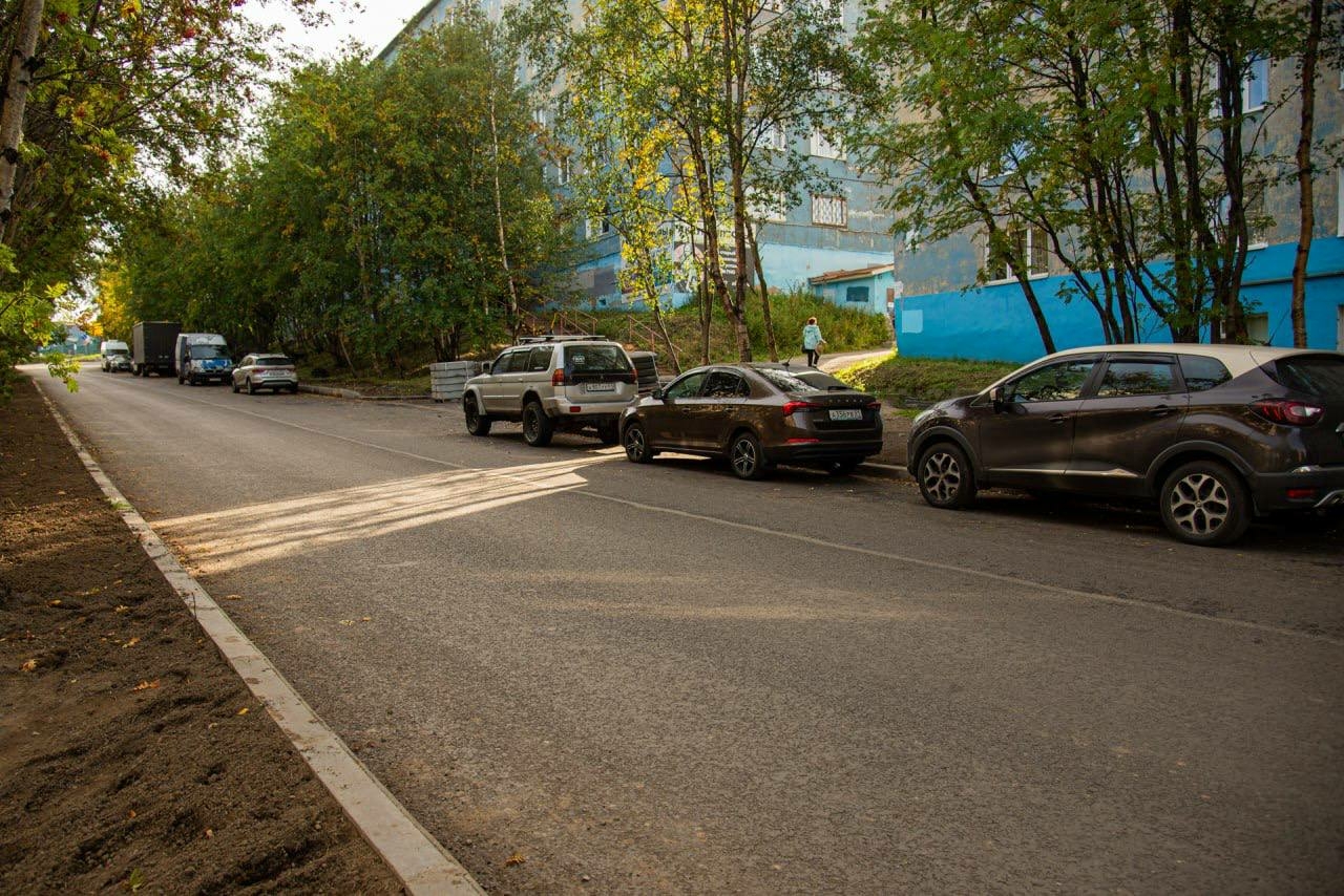 В Мурманске начался ремонт улицы Магомета Гаджиева с тротуарами и плиткой