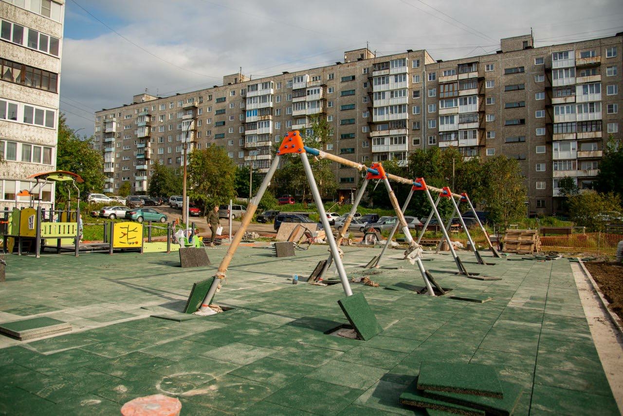 Лебедев сообщил о ходе ремонта детской площадки во дворе дома №40 на Свердлова