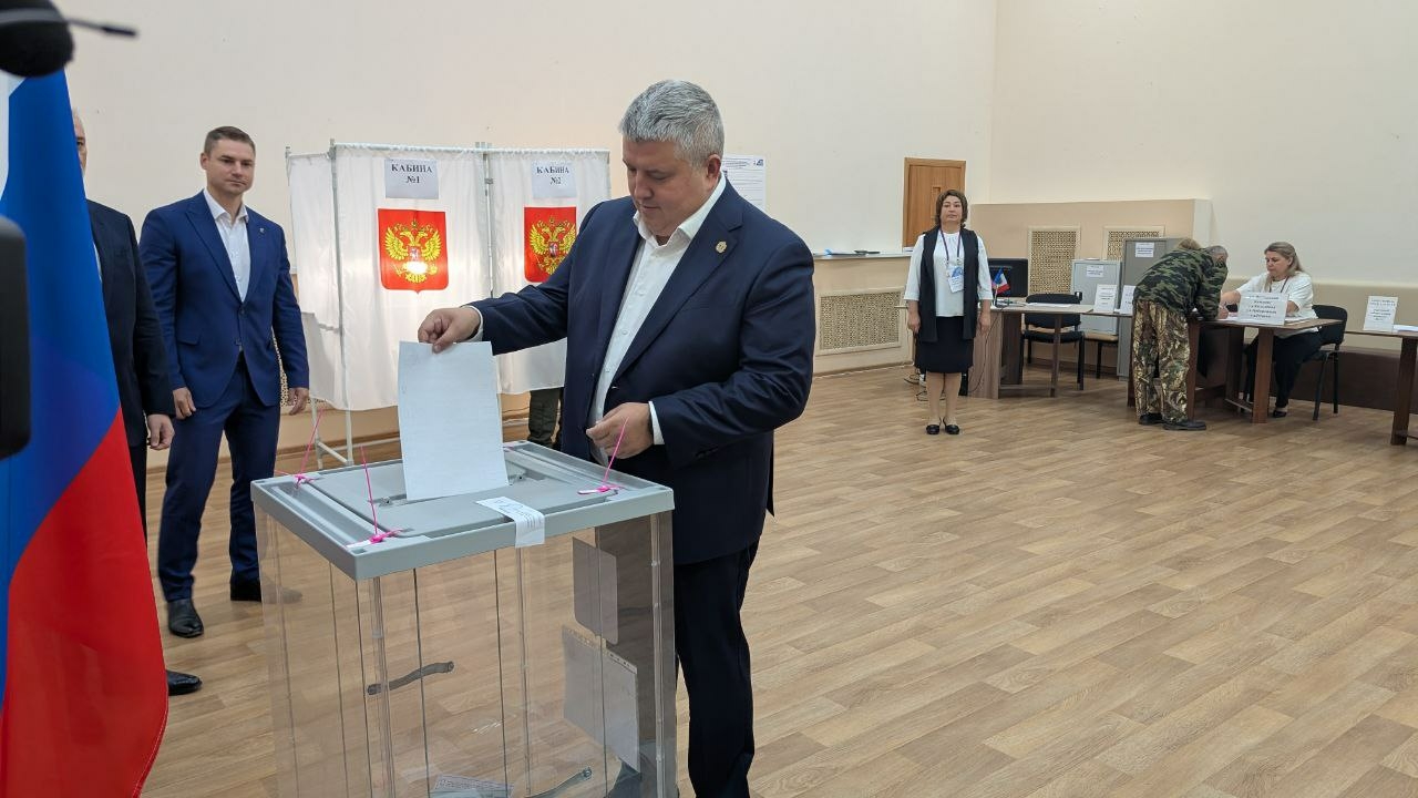 Александр Дронов проголосовал на досрочных выборах губернатора Новгородской области