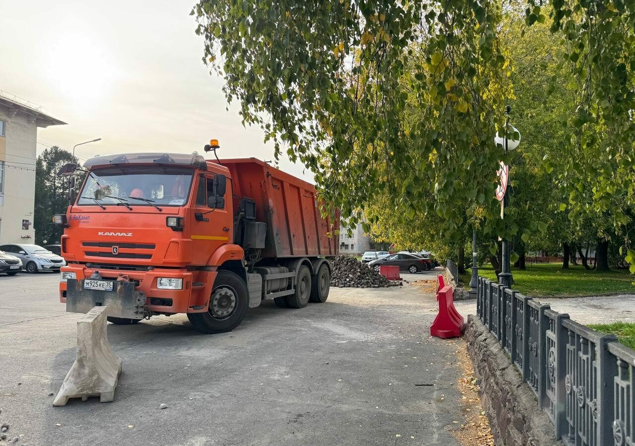 В Череповце приступили к работам в сквере у ДК «Строитель»