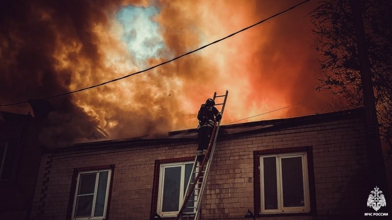 В Карагали пожар в автосервисе уничтожил кровлю здания и легковой автомобиль