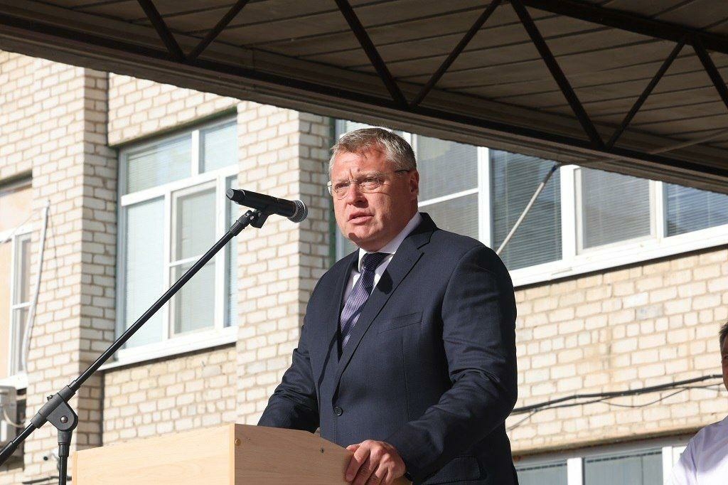 Игорь Бабушкин посетил торжественную линейку в астраханской школе