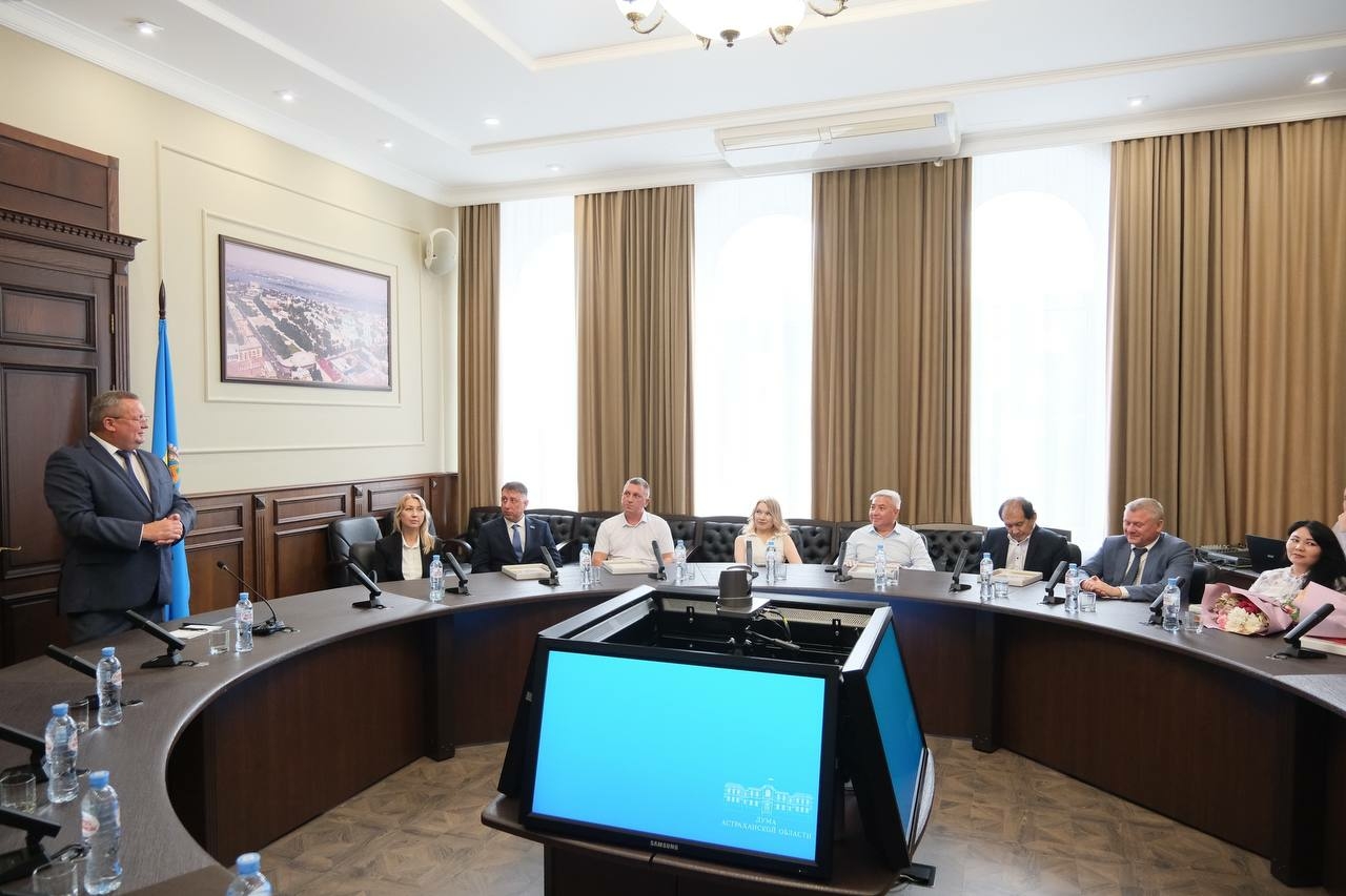 Игорь Мартынов вручил благодарственные письма работникам нефтяной и газовой промышленности