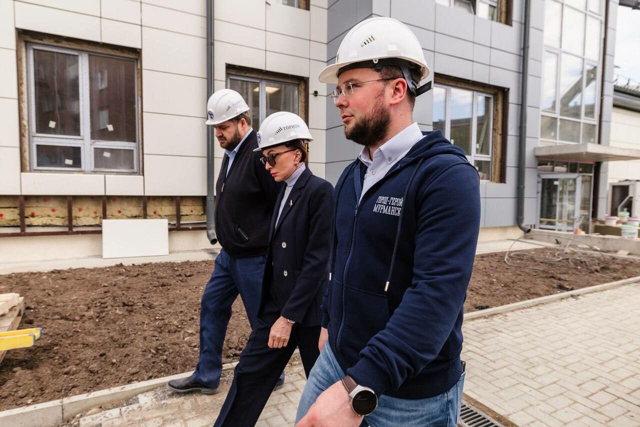 Иван Лебедев и Татьяна Кусайко проверили ход стройки ЦКР в Мурманске