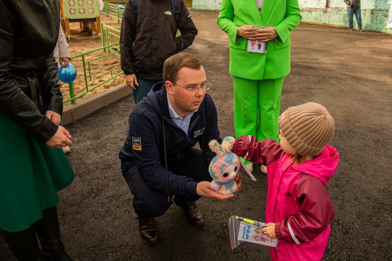 Лебедев с Бабой-ягой и Кощеем открыл игровую площадку в детсаду Мурманска