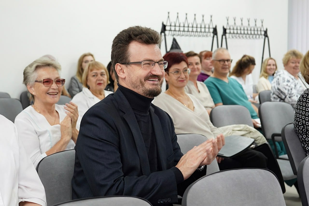 Врачи и медсестры Новгородской области удостоились грамот от Дронова и Минздрава