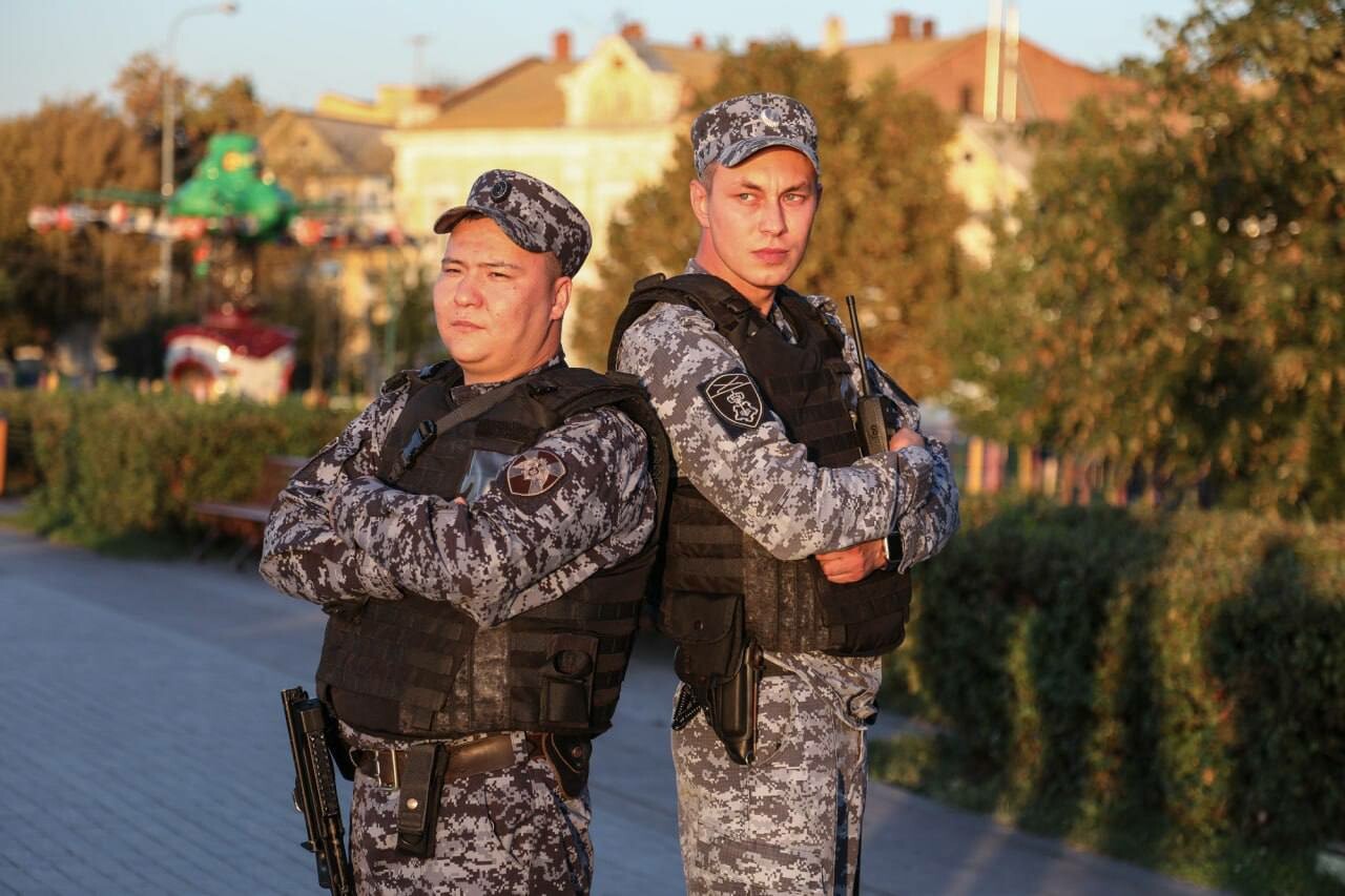 Росгвардейцы спасли 10 человек из горящего дома в Астрахани ночью