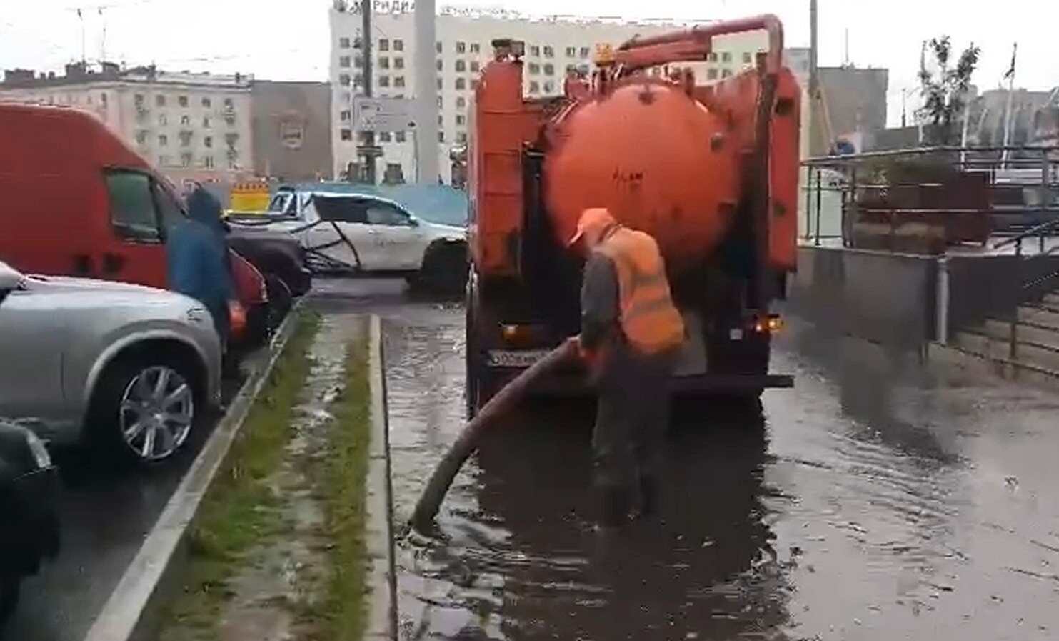 Лебедев рассказал об уборке мусора и деревьев после шторма в Мурманске