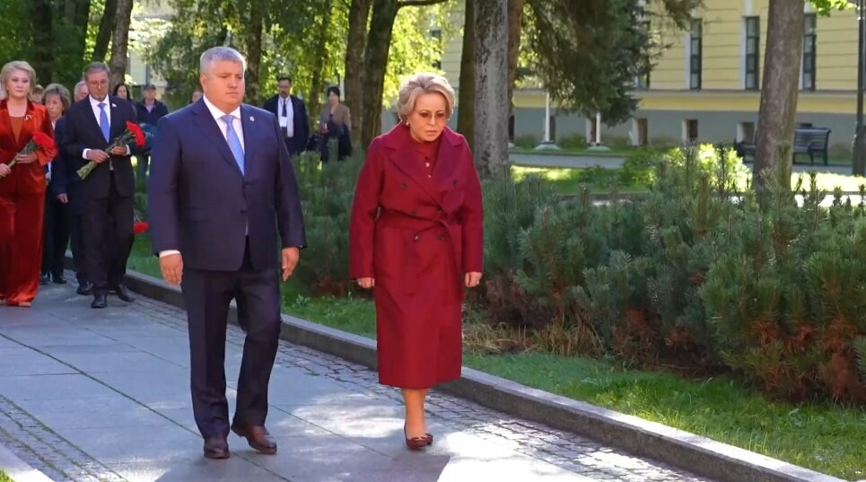 Александр Дронов и Валентина Матвиенко возложили цветы к Вечному огню