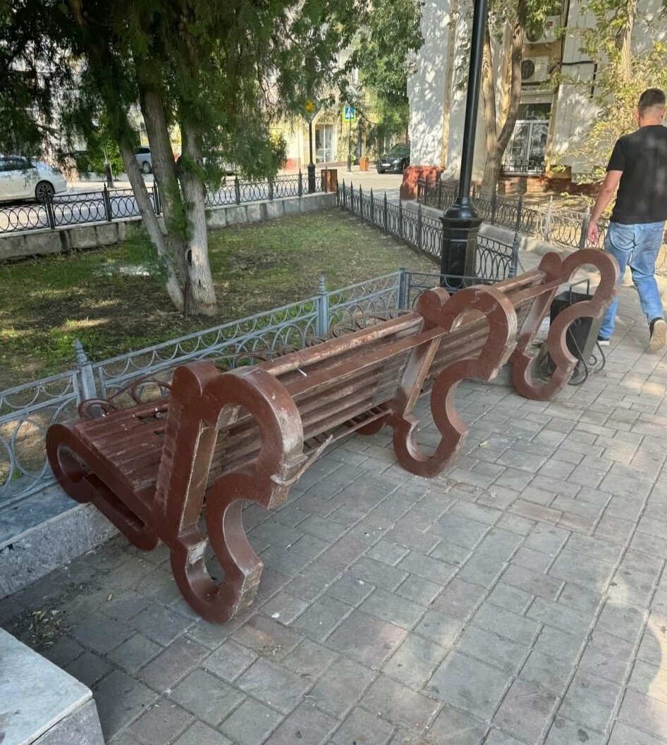В Астрахани вандалы разрушили новые лавочки и урны в центре города
