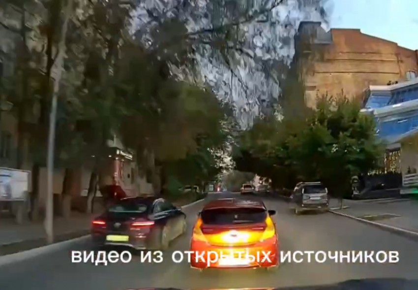 В центре Астрахани нарушительница выехала на встречную полосу