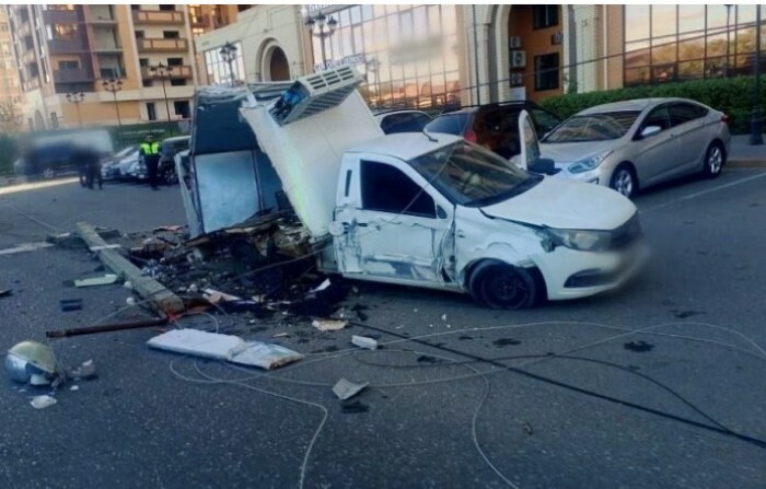 В Астрахани фургон протаранил два электростолба из-за взорвавшегося колеса