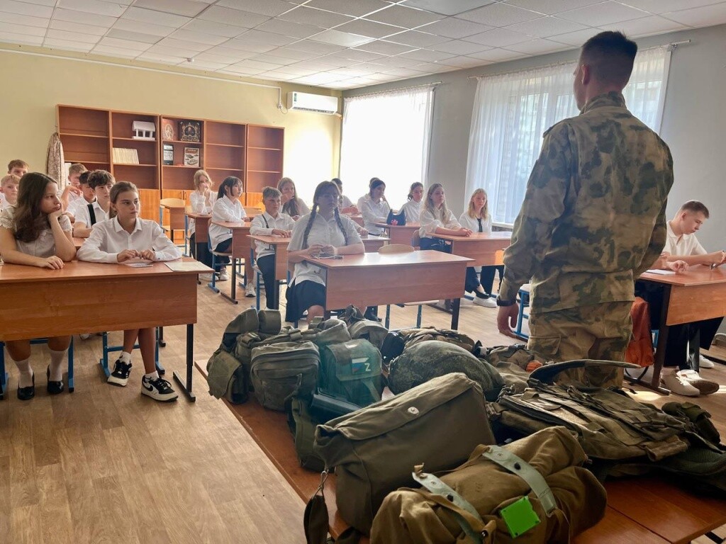 Астраханские школьники познакомились с экипировкой бойцов Росгвардии