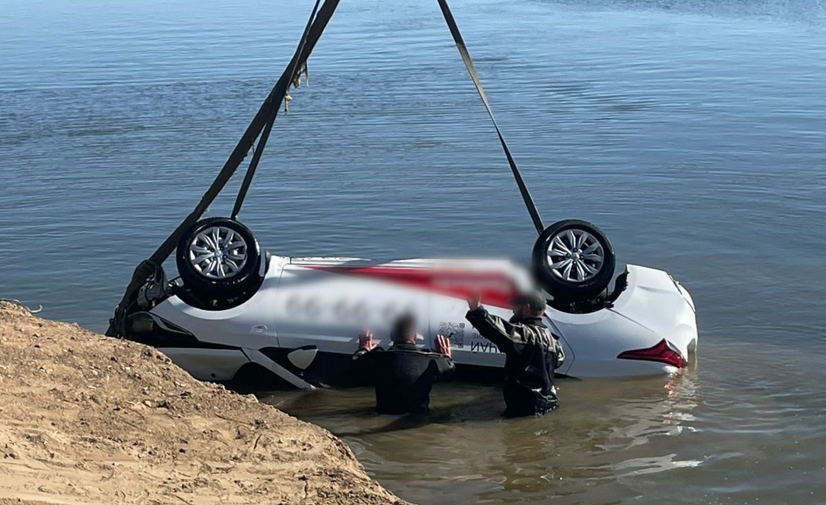 В Астраханской области такси с водителем и пассажирами вылетело в реку