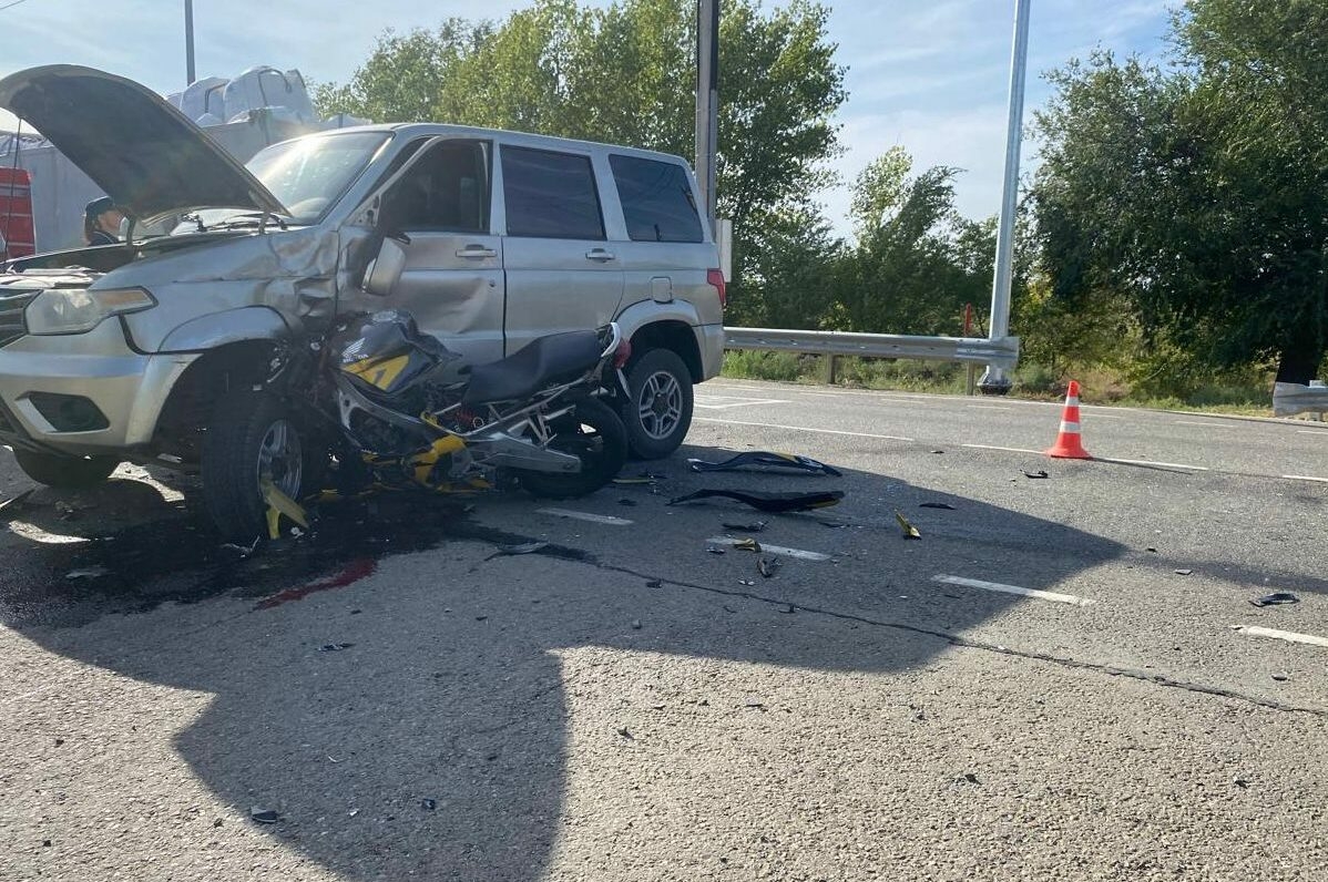 Мотоциклист погиб при столкновении с внедорожником на трассе под Астраханью