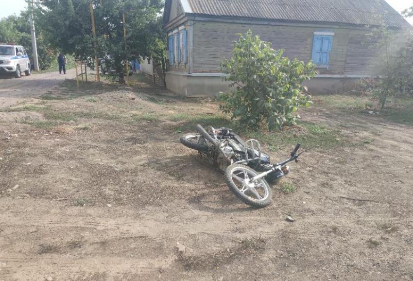 В Ахтубинске двое подростков попали в реанимацию после аварии на мопеде