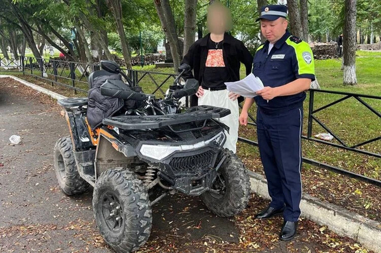 В тюменском селе подростков задержали на питбайке у школы