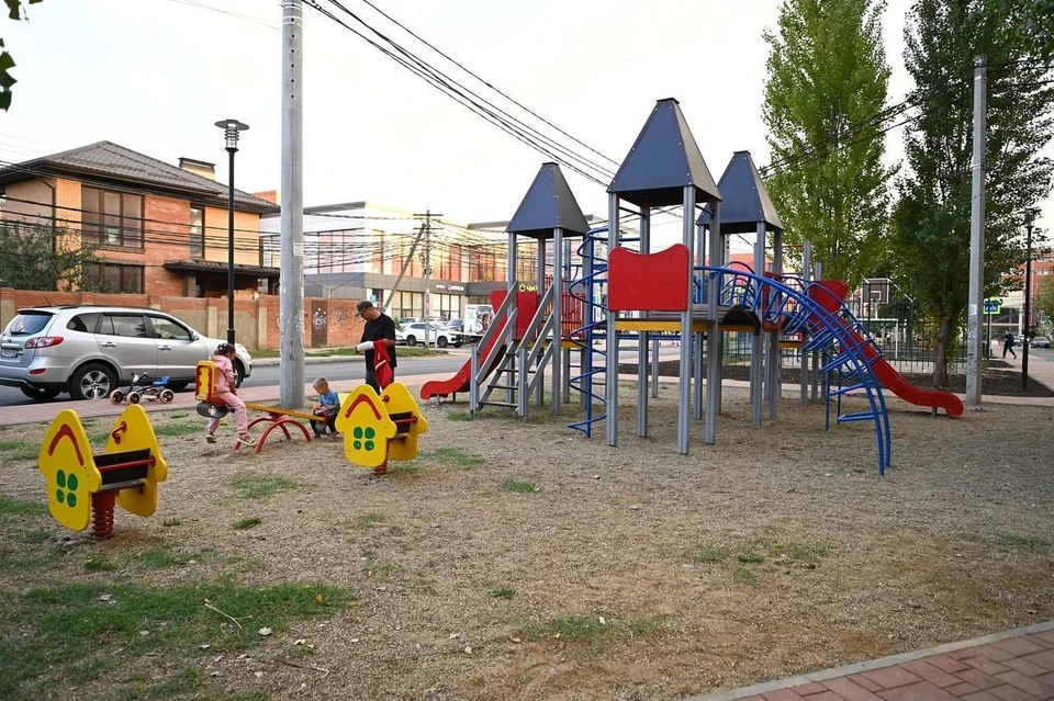 На Шаляпинском бульваре в Краснодаре открыли новую детскую площадку