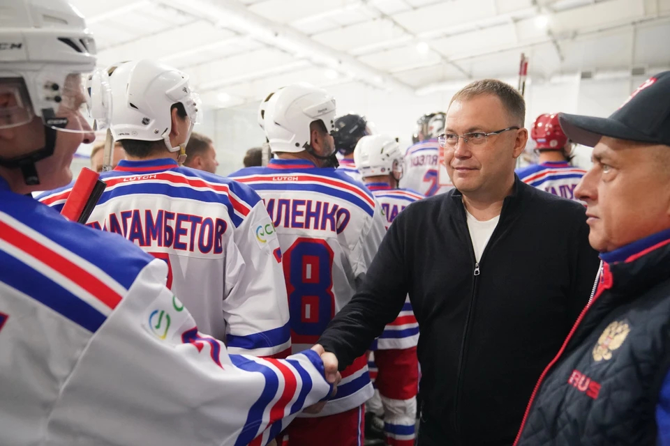 Чиновники и силовики Кузбасса открыли сезон ледовых баталий в Кемерове