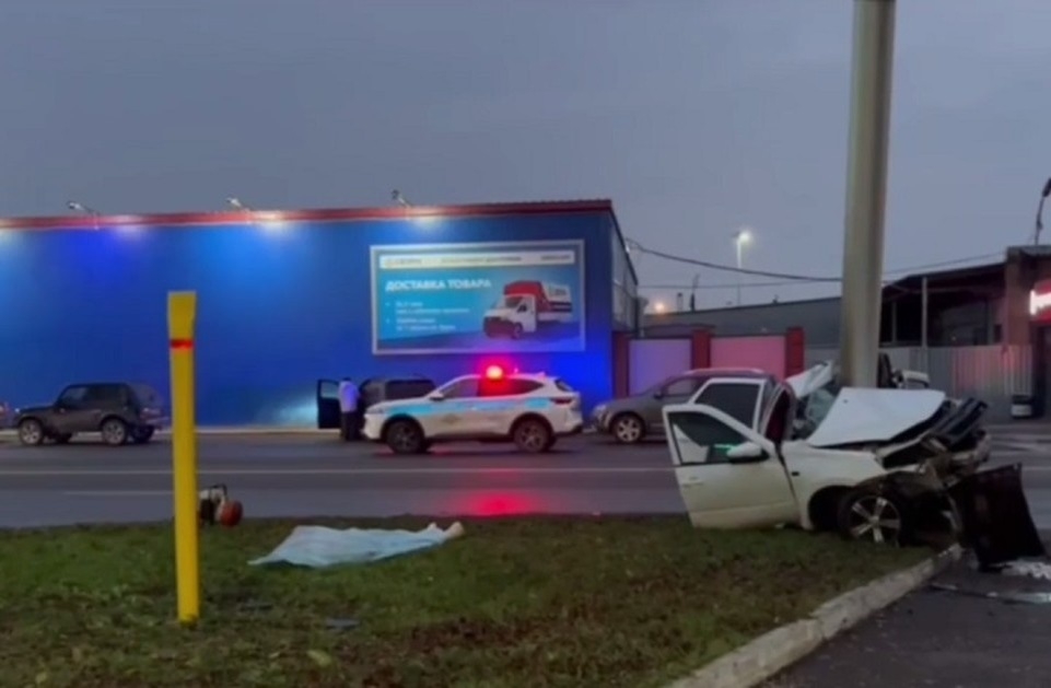 Два человека погибли в ДТП с опорой в Уфе