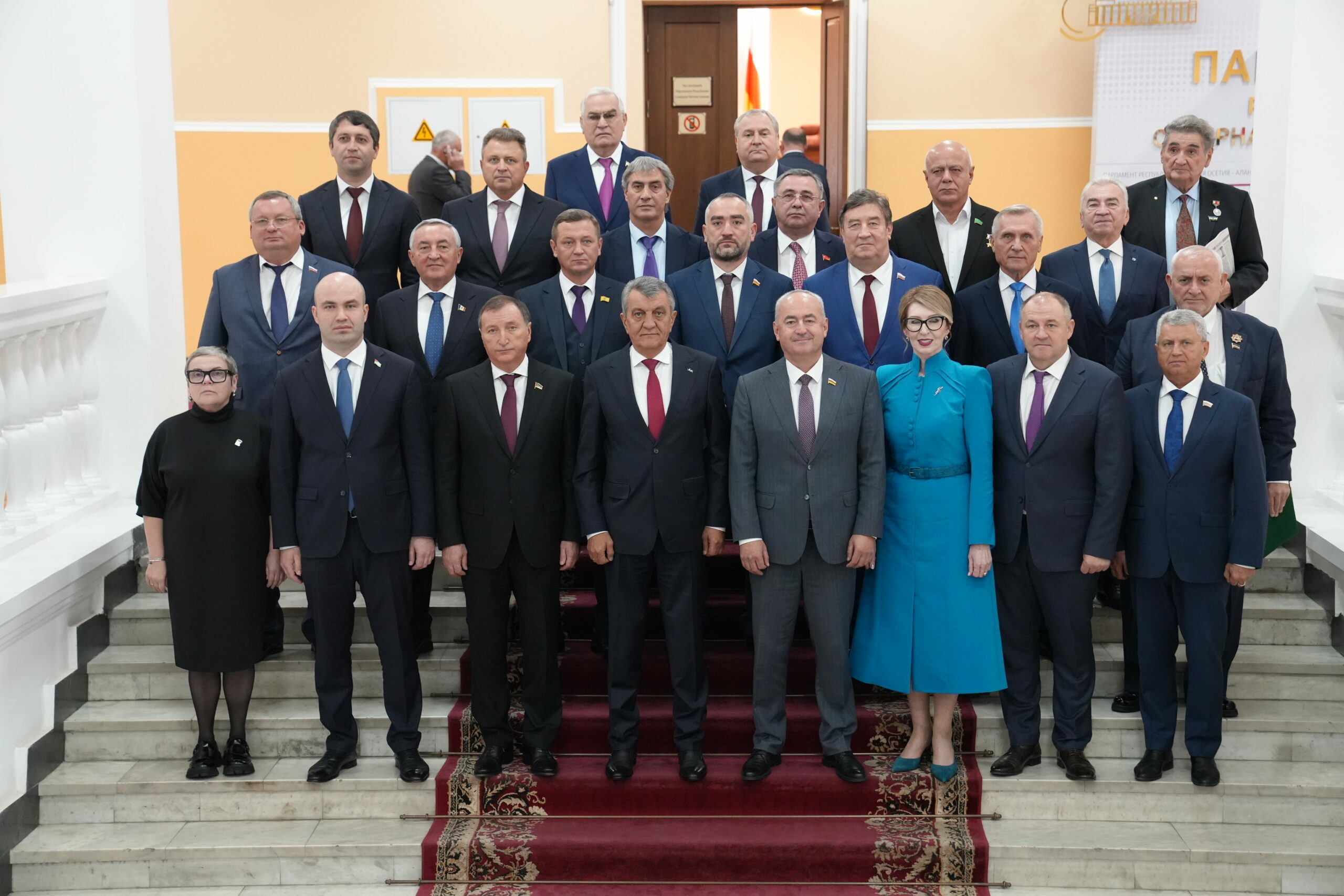 Игорь Мартынов поздравил парламентариев Северной Осетии с юбилеем и вручил грамоты