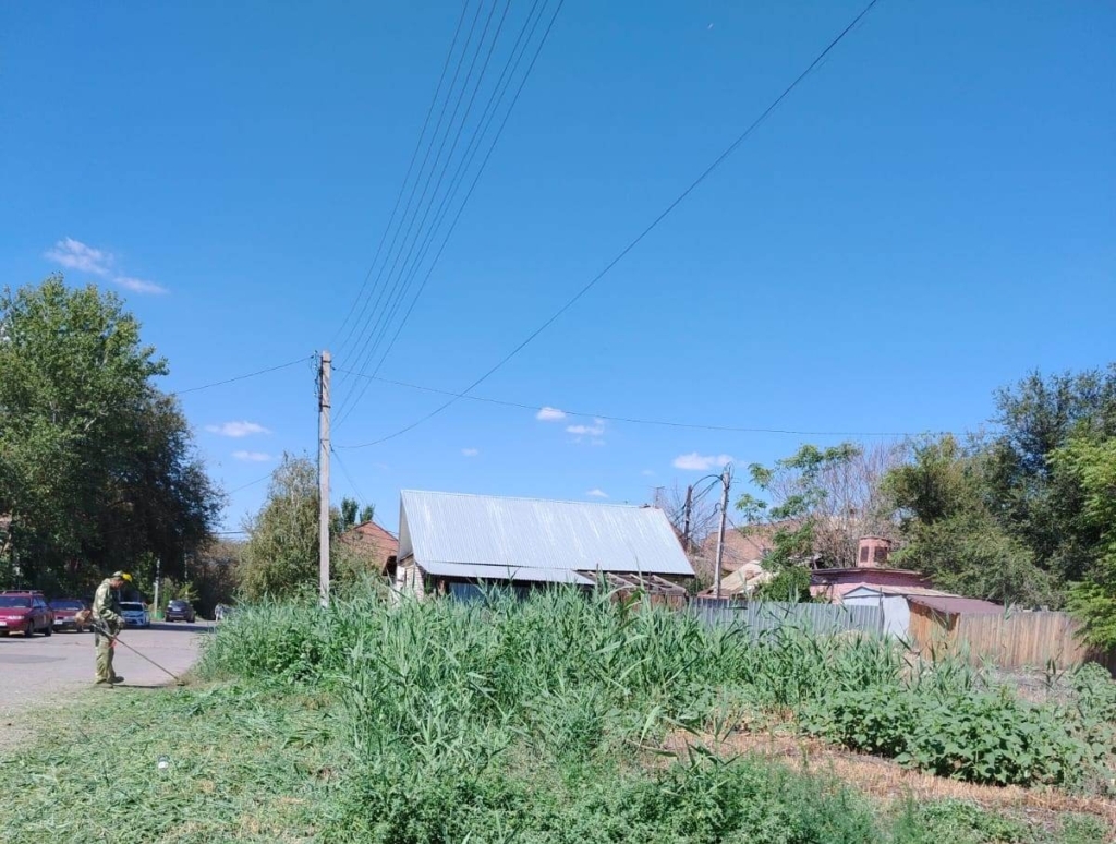 В Астрахани активно скашивают сухую растительность для защиты жителей