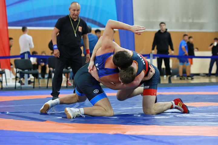В Хакасии проходят Всероссийские соревнования по вольной борьбе