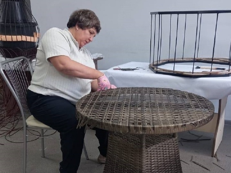 Глава Абазы освоила плетение мебели из ротанга