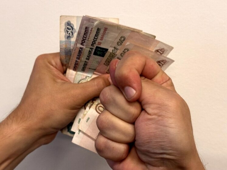 Педагоги и работники ЖКХ Хакасии остаются без зарплат из-за блокировки счетов