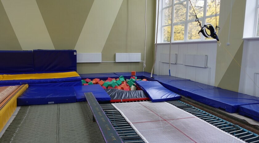 В Токмаке после модернизации открыли зал для юных акробатов