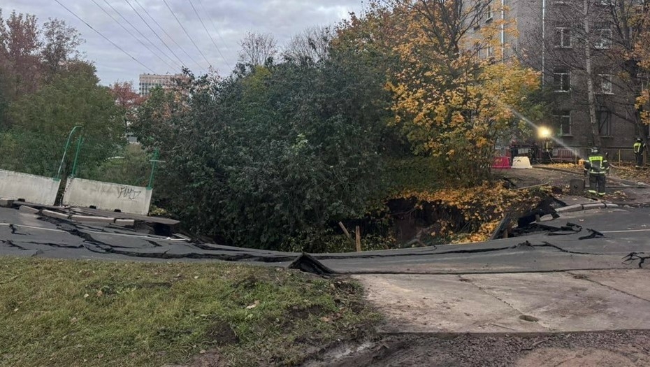 Следственный комитет проверяет причины провала грунта на севере Петербурга