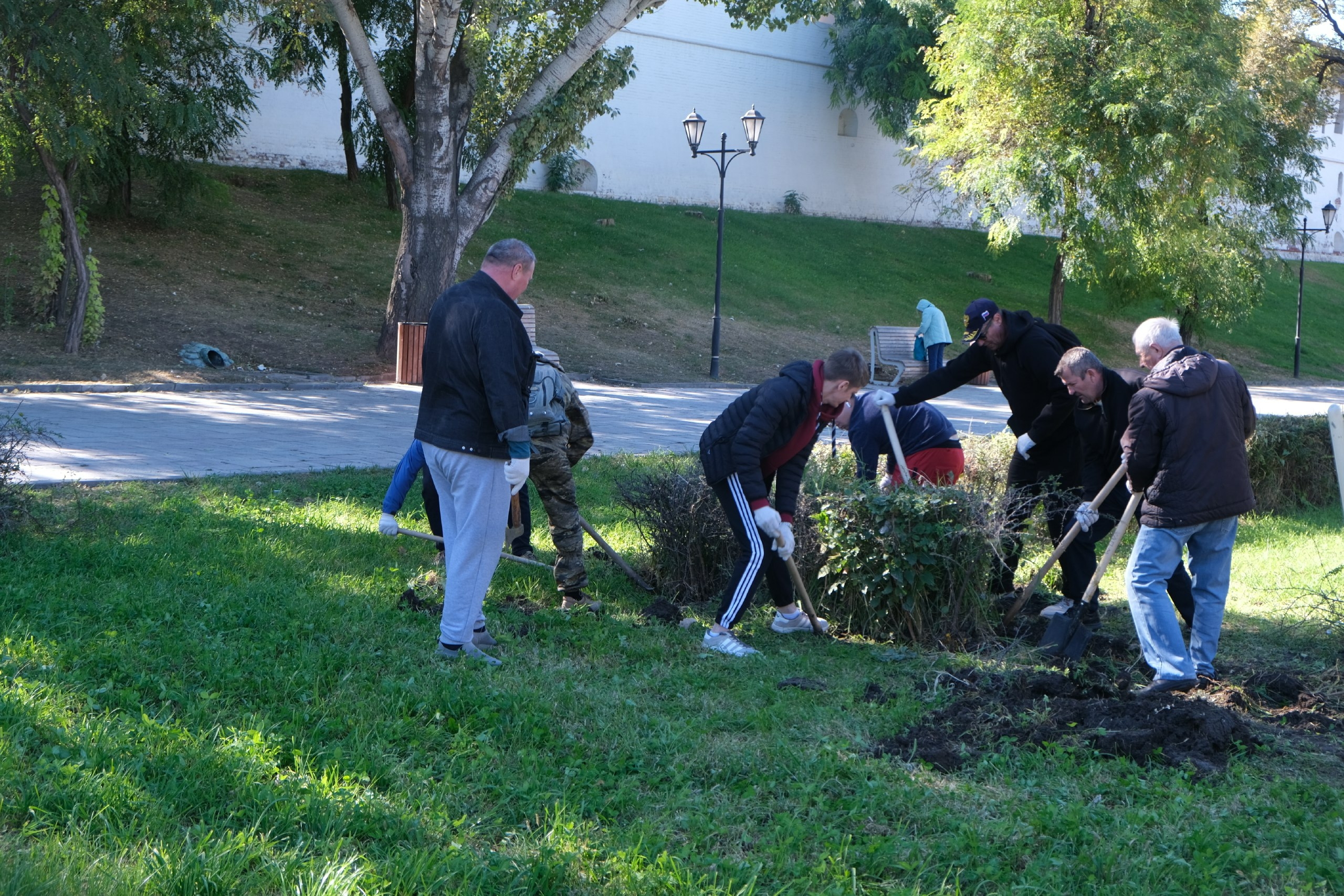В Астрахани обновляют зеленую зону в сквере Ульянова