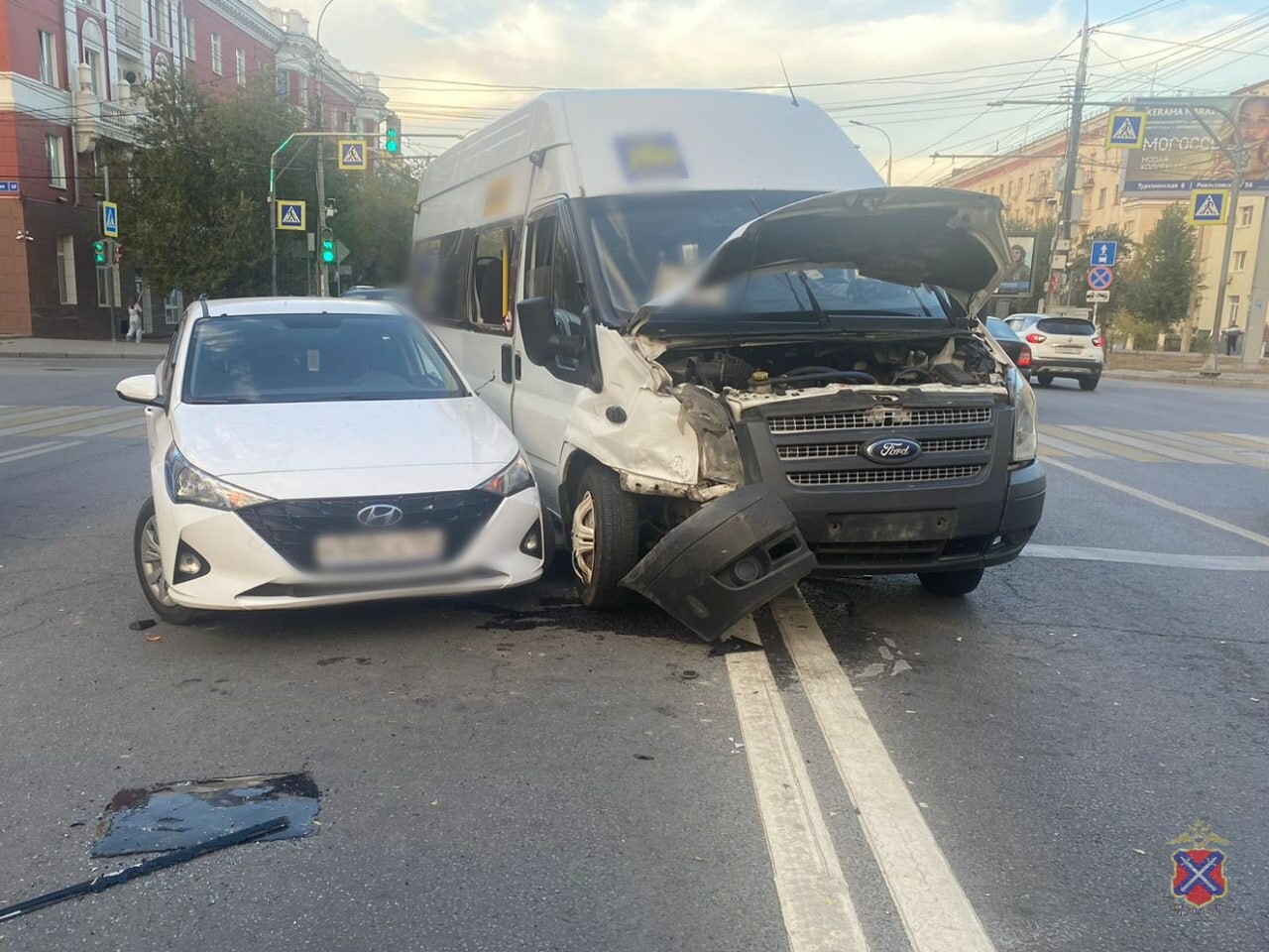 В Волгограде маршрутка и Hyundai Solaris не смогли разъехаться