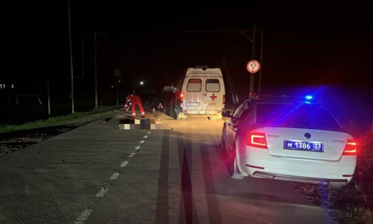 На Кубани молодая женщина переехала лежащего на дороге мужчину