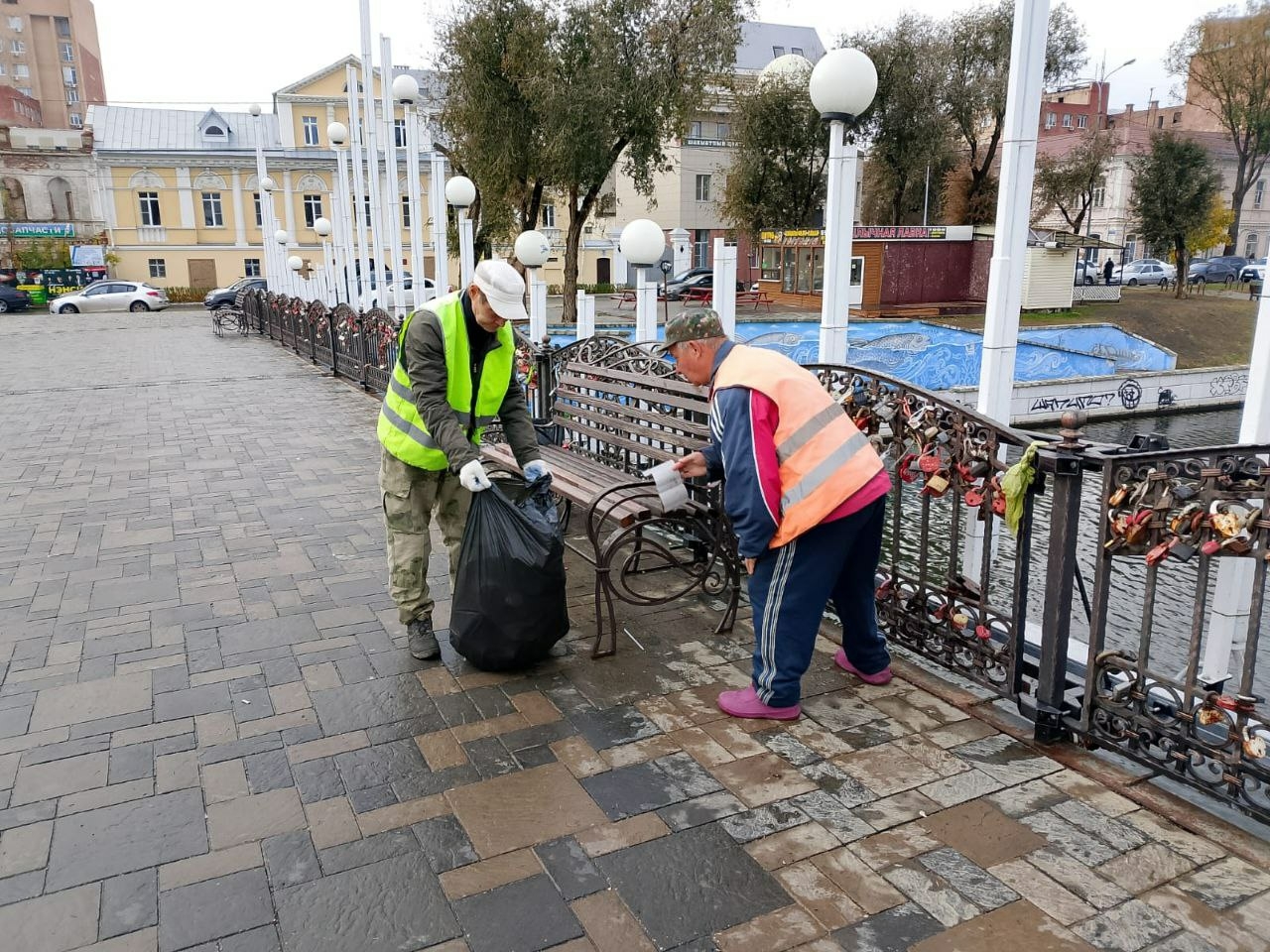 Коммунальные службы Астрахани усилили уборку улиц и общественных пространств