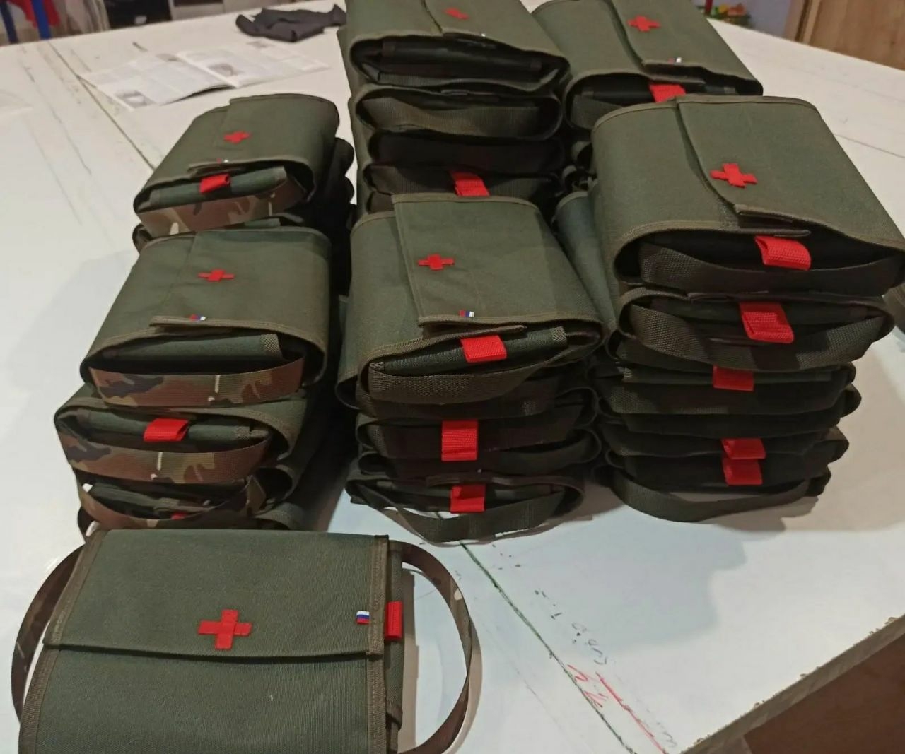 Астраханские волонтеры шьют удобную одежду и аптечки для раненых бойцов