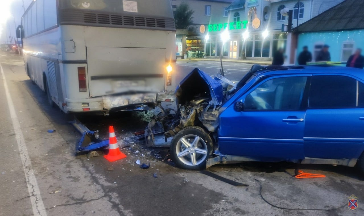 В Светлоярском районе легковой автомобиль врезался в стоящий автобус