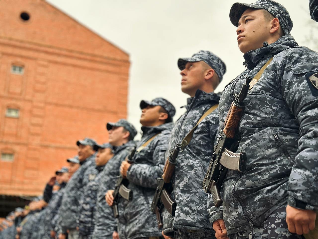 В Астрахани наградили офицеров в честь Дня вневедомственной охраны Росгвардии