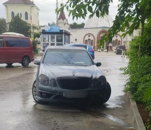 В Феодосии мужчина на Mercedes сбил женщину