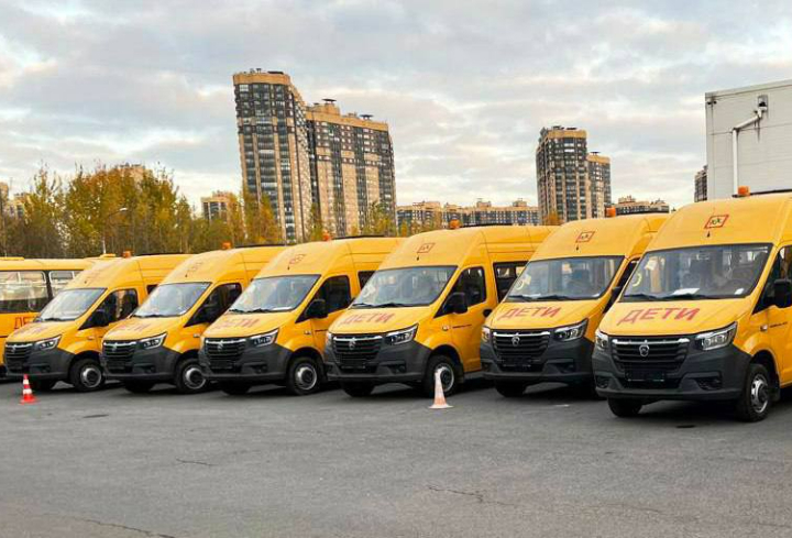 В Ленинградской области школы и техникумы получили 60 новых автобусов