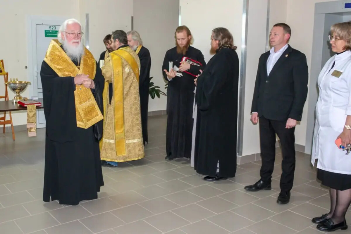 Митрополит Лев освятил здание новгородского наркодиспансера