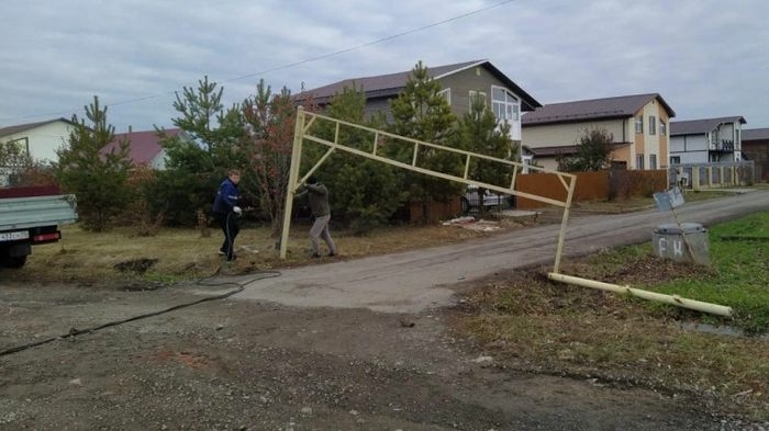 В Омске демонтировали незаконные конструкции в микрорайоне Зеленая Долина