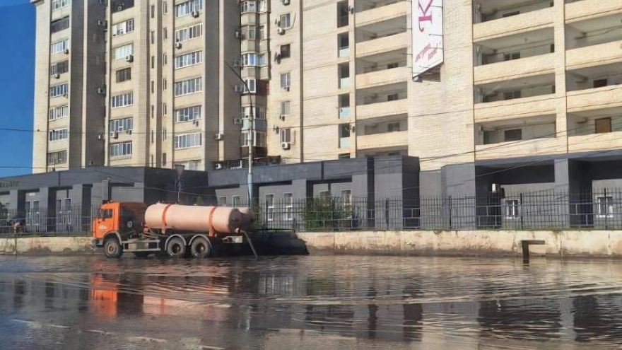 После ночного ливня коммунальщики Астрахани откачали сотни кубометров воды