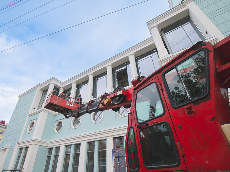 В Мурманске на фасад «Родины» установили стеклопакеты весом почти полтонны