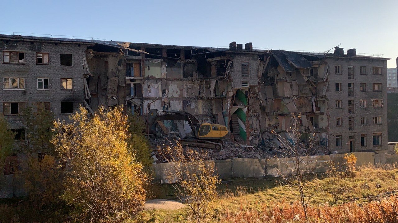 В Полярном начался снос домов, выведенных из эксплуатации